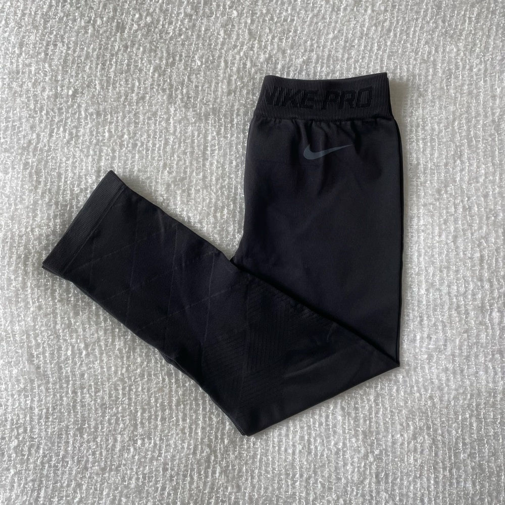 NWOT | Nike Black Capri Leggings